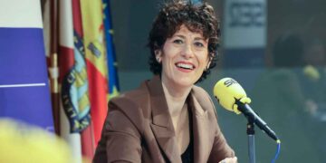 Elma Saiz, ministra de la Seguridad Social explicando la nueva medida para que las madres sumen 5 años de cotización